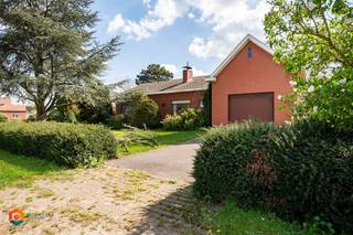 Op een toplocatie in Putte bevindt zich deze charmante, landelijke woning met 3 à 4 slaapkamers, een dubbele garage en extra bergruimte, gelegen op een prachtig perceel van maar liefst 1.998 m². Dankzij de gunstige ligging geniet u van een vlotte bereikbaarheid via belangrijke invalswegen, terwijl het centrum met winkels, scholen en openbaar vervoer zich op fietsafstand bevindt.<br /><br />Via de ruime inkomhal met vestiaire betreden we de volledig gelijkvloerse woning. De lichtrijke leefruimte wordt gekenmerkt door grote raampartijen die een mooi uitzicht bieden op de tuin en de omliggende weilanden. Hier is voldoende plaats voor een gezellige zithoek en een aparte eetruimte. Aansluitend bevindt zich de volledig uitgeruste keuken, voorzien van de nodige toestellen en met toegang tot de veranda.<br />Verder treffen we een praktische hal met berging en een apart gastentoilet. De nachthal leidt naar drie volwaardige slaapkamers en een extra kamer die perfect kan dienen als bureau of kinderkamer. Daarnaast is er een badkamer en bijkomende bergruimte aanwezig. De woning beschikt bovendien over een inpandige garage en een extra buitenberging/garage.<br /><br />Een grote troef is de zeer ruime opbergzolder. Het prachtig aangelegde perceel met royale tuin vormt een oase van rust en privacy, ideaal om volop te genieten van de groene omgeving en het buitenleven. Het terras zorgt voor extra comfort en de volledig omheinde tuin maakt het geheel compleet.<br /><br />Dit is een uitstekende opportuniteit als u op zoek bent naar een woning gelegen op een uniek perceel van 1998 m². Contacteer ons voor meer informatie op 0475 47 59 76 of via info@boonstravastgoed.be<br /><br />Bijzonderheden:<br />- 3 tot 4 slaapkamers<br />- Veranda, terras en tuin<br />- Ruim perceel van 1998 m²