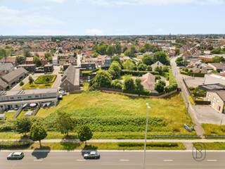 Deze bouwgrond is topgelegen en biedt veel mogelijkheden. Commerciële zichtlocatie, of mogelijkheid tot verkavelen voor 5/6 woningen.