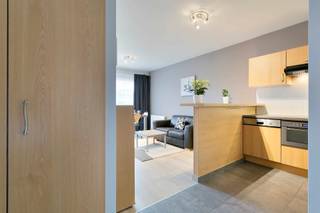 <p><span> </span></p><p><span>Gemeubileerd studio-appartement in Evere.</span></p><p><span> </span></p><p><span>Ideaal als investering, pied à terre of eerste aankoop, dit gemeubileerde studio-appartement van 42 m² is gelegen op het gelijkvloers en heeft een mooi terras met zicht op de tuin. </span></p><p><span>Ideaal voor wie op zoek is naar een rustige buurt in Brussel en dichtbij de NAVO en belangrijke zakencentra zoals Genève, Da Vinci en Hermes.</span></p><p><span> </span></p><p><span>In de open leefruimte is er een uitgeruste keuken met kookplaat en dampkap, een vaatwasser, een koelkast en een ingebouwde oven. </span></p><p><span> </span></p><p><span>De slaapkamer, grenzend aan de leefruimte, biedt voldoende ruimte voor een tweepersoonsbed en kasten. De badkamer is mooi afgewerkt en uitgerust met een moderne douche, wastafel en toilet.</span></p><p><span> </span></p><p><span>Extra troef is de handige en comfortabele aparte werkhoek, ideaal voor thuiswerkers of voor het inrichten van een hobbyruimte. </span></p><p><span> </span></p><p><span>Deze goed onderhouden, comfortabele studio appartement heeft een gemakkelijke toegang tot de Brusselse ring en het openbaar vervoer: station Evere, bus en tram op slechts een paar honderd meter.</span></p><p><span>E 40 is op geen 2 km en de Meiserplaats op 1.5 km.  Allerlei winkels en supermarkten in een straal van 1 km.</span></p><p><span> </span></p><p><span>Plan nu je bezichtiging op info@ap-p.be of door te bellen naar 078 /48 47 00.</span></p><p><span>De beelden zijn ter illustratie en niet specifiek van deze  flat.</span></p><p><span> </span></p><p><span> </span></p>