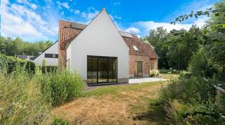 <p>De woning is gelegen aan het einde van een doodlopende straat in Moerkerke. Dé ideale plaats voor wie van de rust wil genieten en graag buurtwinkels in de directe omgeving heeft. Verder is het de ideale vertrekplaats voor een fietstocht of een wandeling in het groen + u bevindt zich op 10 minuten van Knokke en Brugge.</p>
<p>De woning scoort bijzonder goed qua energiezuinigheid (EPC: 9 kWh/m²) dankzij z’n warmtepomp, zonnepanelen, thuisbatterij, vloer-muur- en dakisolatie, ventilatie D, .. Daarnaast is de woning voorzien van 2 regenwaterputten van elk 10.000L .</p>
<p>Technisch: de woning is voorzien van basis domotica die bedienbaar is via scherm en app, elke slaapkamer kan apart ingesteld worden qua temperatuur, waterontharder, inbouw badkamer kraanwerk,…</p>
<p>Indeling: <br />Gelijkvloers: inkom met vestiaire, gastentoilet, leefruimte (zithoek met houtcassette - eetplaats), open keuken met kwaliteitstoestellen, keukenberging, garage met doucheruimte, afzonderlijke praktijk. De trap naar de eerste verdieping is een betonnen trap met eik bekleding.<br />Eerste verdieping: nachthal, 3 slaapkamers, badkamer (ligbad, douche, dubbel lavabomeubel) en technische berging.<br />Zolder: geïsoleerde bergzolder.</p>
<p>Buiten: oprit voor 2 wagens, grote tuin met zonneterrassen aangelegd in verschillende zones (o.a. met bloementuin) en hobbyruimte/tuinberging. Het is mogelijk een kleine weide extra te huren, aanpalend aan de tuin.</p>
<p>Van deze recente villa uw nieuwe thuis maken?</p>
<p>Contacteer Bonne Vastgoed 7 op 7 voor meer info of bezoek via info@bonnevastgoed.be of 0468/10.40.40. <br /><br /><br /><br /><br /></p>