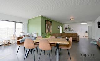 <p>Nieuw te koop via Capston: deze ruime halfopen bebouwing, gelegen aan Langevelde 9 in Zele, bevindt zich op een rustige locatie met een groen vergezicht. De woning staat op een perceel van 719 m² en beschikt over een grote tuin met een aparte garage en apart poolhouse, waardoor u in alle rust van de buitenruimte kunt genieten. Belangrijkste zaken: Binnen vindt u een ruime woonkamer met aansluitend een open keuken, drie volwaardige slaapkamers en een bijzonder ruime zolder die tal van uitbreidingsmogelijkheden biedt. De woning heeft een EPC-score van 259 kWh/(m² jaar), wat overeenkomt met energielabel C. Hierdoor geldt er geen renovatieverplichting. De P-score en G-score zijn beide A. Stedenbouwkundige inlichtingen: Wglk, Vg, Gvv, Gmo, Gvkr. De woning wordt verkocht mits inachtneming van de huurovereenkomst met de huidige huurders. Interesse of graag meer informatie? Neem contact op via jens@capston.be</p>