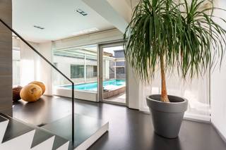 <p>Luxe loft met zwembad, sauna en tuin te ZURENBORG!<br /><br />Als vastgoedmakelaar ben ik enthousiast om u deze buitengewone loft in het bruisende en centraal gelegen Antwerpen te presenteren. Dit unieke pand biedt een ongeëvenaarde woonervaring met eigen parkeergelegenheden, en is omgeven door groen, wat zorgt voor een oase van rust te midden van de stadsdrukte.</p>
<p>Het pand beschikt over eersteklas faciliteiten zoals een zwembad en sauna, en heeft zowel een privé-ingang als een privé-lift voor optimaal comfort.</p>
<p>De loft biedt twee grote, flexibele ruimtes die naar wens kunnen worden ingericht als woonkamer, bureau of leeshoek. De living is een lichte, open ruimte met een strakke uitstraling en een sfeervolle haard. De royale ingebouwde kasten zorgen voor uitstekende opbergruimte, waardoor deze loft niet alleen stijlvol is, maar ook bijzonder functioneel.</p>
<p>De moderne keuken is perfect uitgerust met een royaal keukeneiland dat voorzien is van een wastafel en kookplaat, omringd door kasten. De keuken heeft directe toegang tot de tuin en het terras via schuifdeuren, waardoor binnen- en buitenleven moeiteloos in elkaar overgaan.</p>
<p>De master suite biedt een adembenemend uitzicht vanaf het terras en beschikt over een elegante badkamer met een vrijstaand bad, dubbele wastafels, een ruime betegelde douche en een royale dressing voor al uw opbergbehoeften. De tweede slaapkamer heeft een eigen badkamer, wat bijdraagt aan extra privacy.</p>
<p>Voor extra gemak zijn er twee autostaanplaatsen beschikbaar aan 30.000 euro per plaats.</p>
<p>Voor meer info of een afspraak voor een persoonlijke rondleiding contacteer je Amparo op 0478 68 29 86 of via Amparo@reds.be</p>