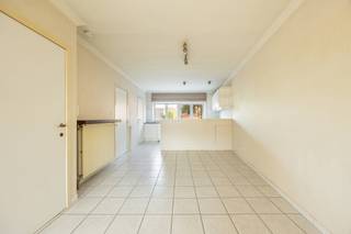 <strong>Bel-etagewoning met twee slaapkamers, veranda/terras en een inpandige garage in het centrum van Arendonk. Epc-score: 345 kWh/m² (Label D)</strong><br /><br /><strong>Ligging:</strong> inkomhal, woonkamer, open keuken, berging, veranda, toilet, twee slaapkamers, wasplaats, badkamer, zolder, garage<br /><br /><strong>Omschrijving:</strong> bel-etagewoning in het centrum van Arendonk. Indeling met gelijkvloers met inkomhal en een grote garage met automatishe poort. Eerste verdieping met woonkamer en een open keuken. Achteraan een veranda/binnenterras. Tweede verdieping met twee slaapkamers, een wasplaats en een badkamer met ligbad. Uitschuiftrap naar de ruime zolder.<br /><br /><strong>Epc-score:</strong> 345 kWh/m² (Label D)<br /><br /><strong>Bijzondere informatieplicht:</strong> in aanvraag