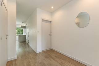 <h2>🏡 <strong>Gezellig appartement in Schoten</strong></h2>
<p><span>Bent u op zoek naar een <strong>2‑slpk appartement</strong> met <strong>terras</strong> en <strong>garage</strong>? Dit appartement op de eerste verdieping biedt een comfortabele indeling, veel lichtinval en een zuidgericht terras.</span></p>
<div></div>
<h2>🏠 <strong>Indeling</strong></h2>
<ul>
<li>
<p><span><strong>Gemeenschappelijke inkomhal</strong> met toegang tot de berging met aansluiting voor wasmachine</span></p>
</li>
<li>
<p><span><strong>Eigen inkomhal</strong></span></p>
</li>
<li>
<p><span><strong>Ruime leefruimte</strong> met rolluiken en screens</span></p>
</li>
<li>
<p><span><strong>Geïnstalleerde keuken</strong> voorzien van vaatwasser, oven, ijskast en inductievuur</span></p>
</li>
<li>
<p><span><strong>2 slaapkamers</strong>, waarvan één met toegang tot het <strong>zuidgerichte terras</strong></span></p>
</li>
<li>
<p><span><strong>Badkamer</strong> met douchecabine, lavabo en toilet</span></p>
</li>
</ul>
<div></div>
<h2>ℹ️ <strong>Extra informatie</strong></h2>
<ul>
<li>
<p><span>€125/mnd voor verwarming, warm water, elektriciteit in de gemene delen en gebruik van de <strong>garagebox met elektrische poort</strong></span></p>
</li>
<li>
<p><span>EPC <strong>label B – 178 kWh/(m²·jaar)</strong></span></p>
</li>
<li>
<p><span><strong>Elektriciteit conform</strong></span></p>
</li>
<li>
<p><span><strong>Gerenoveerd in 2023</strong></span></p>
</li>
</ul>
<h2>Interesse?</h2>
<p><span>📞 +32 3 568 03 03 ✉️ info@vastgoed03.be 👉 Vastgoed 03 – plan vandaag nog uw bezoek!</span></p>
