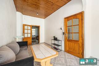 Achter deze authentieke gevel in de schuilt een woning die historisch gekend staat als een gebouw bestaande uit 3 units, momenteel gebruikt...