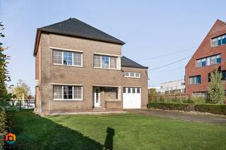 Op een uitstekende locatie nabij het centrum van Onze-Lieve-Vrouwe-Waver bevindt zich deze authentieke gezinswoning met 4 slaapkamers, een magazijn van 125 m² en een aparte loft op een perceel van 1374 m². U geniet hier van een uitstekende verbinding met belangrijke invalswegen, doch op een boogscheut van winkels, eet-en drankgelegenheden, scholen en het openbaar vervoer.<br /><br />We betreden de woning via de inkomhal. De authentieke leefruimte kan worden ingericht met een gezellige zithoek en aparte eetplaats. De keuken werd mooi geïntegreerd in het geheel en is voorzien van de voornaamste toestellen. Achter de keuken bevindt er zich nog een bijkeuken die daarnaast ook toegang biedt tot een apart toilet en het magazijn van 125 m². Via de nachthal op de eerste verdieping bereiken we 3 ruime slaapkamers waarvan 1 met en-suite badkamer, voorzien van een ligbad, een toilet en een lavabo. De nachthal op de tweede verdieping geeft ons toegang tot 2 ruime bergzolders de welke, indien gewenst, omgevormd kunnen worden tot 2 extra slaapkamers. Tenslotte beschikt deze woning ook over 2 praktische kelders. In de ruime tuin met terras kan u steeds in alle rust en privacy genieten van het mooie weer. De woning is uitgerust met zonnepanelen, een thuisbatterij en airco. <br /><br />Boven het magazijn werd een loft ingericht de welke voorzien is van een aparte inkomhal, een slaapkamer, een badkamer met douche en lavabo, een keuken en een woonkamer. Deze is apart toegankelijk via het magazijn en voorzien van airco.<br /><br />Dit is een fantastische opportuniteit als u op zoek bent naar een ruime woning met 4 slaapkamers, een magazijn en ongelooflijk veel potentieel op een prima locatie te Onze-Lieve-Vrouwe-Waver. Contacteer ons op het nummer +32 479/47.09.61 voor meer informatie of via info@boonstravastgoed.be<br /><br />Bijzonderheden: <br />- Uitstekende ligging<br />- Magazijn van 125 m²<br />- 4 (mogelijks 6) slaapkamers