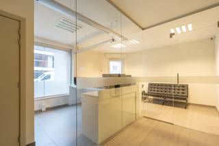 Dit veelzijdige handelspand van 114m² biedt tal van mogelijkheden voor ondernemers die op zoek zijn naar een commerciële toplocatie in het centrum...