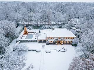 Op één van de meest gegeerde locaties van Brasschaat centrum bevindt zich deze charmante villa op een ruim perceel, waar rust, privacy en...