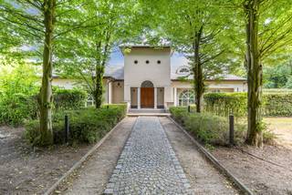 Idéalement située, cette charmante villa à Herenthout est située au centre. Sur un magnifique terrain de 1 hectare, équipé d'étangs et d'une...