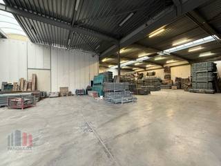 In het strategisch gelegen bedrijvencomplex, vlak bij The Loop en Flanders Expo in Gent (Sint-Denijs-Westrem), is een veelzijdige bedrijfsruimte beschikbaar die magazijn en instapklare kantoren combineert. Dit semi-industriële gebouw, gelegen aan de Poortakkerstraat, biedt uitstekende bereikbaarheid dankzij de directe aansluiting op de <strong>R4</strong> (450m)<strong> </strong>en <strong>E40 </strong>(850m) Gent – Brussel.<br /><br />De beschikbare ruimte omvat een <strong>magazijn </strong>van <strong>1.104 m²</strong> en <strong>206 m² kantoorruimte</strong>, verdeeld over het gelijkvloers en de eerste verdieping. Daarnaast beschikt de site over<strong> zes parkeerplaatsen </strong>en openbare oplaadpunten voor elektrische wagens. De magazijnen zijn uitgerust met <strong>twee automatische sectionaalpoorten</strong>, een geïsoleerd steeldeck dak met centrale lichtstraat, led-verlichting, een polybetonvloer en een vrije hoogte van 6,3 meter.<br />De kantoren bieden moderne voorzieningen zoals buitenzonwering, een mix van landschaps- en modulaire kantoren met verwijderbare scheidingswanden, een kitchenette met toestellen, privatief sanitair en een ventilatiesysteem D met warmteterugwinning.<br /><br />Voor verdere informatie, technische details, plattegronden of om een vrijblijvend plaatsbezoek te plannen, kunt u contact opnemen met<br /><strong>PANORAMA B2B</strong> via het telefoonnummer <strong>0477 02 09 02</strong>.<br />