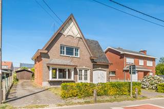 Deze charmante te renoveren woning is gelegen in het landelijke Werchter, in een rustige en aangename woonomgeving met scholen, winkels en belangrijke verbindingswegen in de nabije omgeving. Hier woon je in alle rust, terwijl je toch geniet van een vlotte bereikbaarheid.<br /><br />Op de gelijkvloerse verdieping kom je binnen via de inkomhal met vestiairehoek. Verder beschikt de woning over een gezellige leefruimte, een keuken, een tussenhal met afzonderlijk toilet en een inpandige garage. Vanuit de keuken is er bovendien toegang tot de kelder, wat extra bergruimte biedt.<br /><br />Via de trap in de inkomhal bereiken we de eerste verdieping, waar de overloop toegang geeft tot drie slaapkamers en een badkamer.<br /><br />Langs de tussenhal en de oprit aan de linkerzijde van de woning bereik je de achterliggende tuin, waar je in alle rust kan genieten van het buitenleven. Een ideale woning voor wie op zoek is naar een renovatieproject met charme en potentieel op een goede locatie in Werchter.<br /><br />Bent u bijgevolg op zoek naar een gezellige woning die u nog volledig naar uw wensen kan verbouwen dan kan u voor extra informatie of een bezoek contact opnemen met Jan Schrijvers via 0495 18 95 81 of janschrijvers@immojanstas.be.<br /><br />Bijkomende info (EPC, bodemattest, elektriciteitsattest, enz...) kan U hier downloaden ↓