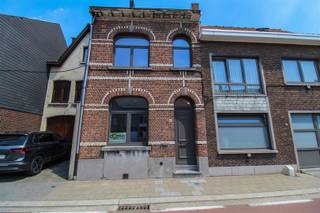 Aan de stadsrand van Sint-Niklaas ligt deze volledig gerenoveerde instapklare gezinswoning met zonnige tuin en terras. De leefruimte en...