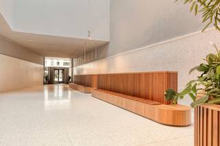 <strong>Exclusief appartement, gelegen op de 6de verdieping van de Antwerp Tower op de Frankrijklei.</strong><br /><br /><strong>Indeling:</strong><br />Via de centraal gelegen inkomhal heeft men toegang tot alle ruimtes van het appartement. De leefruimte geniet van een <strong>open uitzicht</strong> over Antwerpen en beschikt tevens over een <strong>moderne,</strong> <strong>volledig geïnstalleerde open keuken</strong> voorzien van een kookplaat, dampkap, een vaatwasser, koelkast, oven en voldoende kastruimte. Alles wat je nodig hebt om voluit van je culinaire creaties te genieten!<br />Vervolgens, het <strong>zuidgericht terras</strong> met uitzicht over de Stad, waar het heerlijk vertoeven is gedurende de hele dag.<br /><br />Verder vinden we <strong>een slaapkamer</strong> en een badkamer voorzien van een inloopdouche en een meubel met een wastafel. <br /><br />In de inkomhal vinden we een gastentoilet en een praktische berging voorzien van o.a. aansluitingen voor een wasmachine en een droogkast.<br /><br />Het appartement werd tot in de details afgewerkt!<br /><br /><strong>Bijzonderheden:</strong><br />Energiezuinig appartement met label <strong>A</strong>;<br />Verkoop onder <strong>registratiestelsel</strong>;<br />Inbegrepen in de prijs: een <strong>aparte privatieve berging</strong> op hetzelfde verdiep, ideaal als extra opslagruimte; <br /><u>Momenteel verhuurd;</u><br />Gemeenschappelijke <strong>fietsenstalling</strong>;<br /><strong>Afvallokaal</strong>;<br /><strong>Bringme Box</strong> om al uw pakjes v<span>eilig te ontvangen, te versturen en/of te retourneren!</span><br /><br /><strong>Ligging:</strong><br />Te voet naar de <strong>Meir</strong> of in het weekend naar de <strong>markt</strong>, het appartement is perfect gelegen te <strong>midden van het bruis</strong><strong>ende Antwerpse stadsleven</strong>, aan de <strong>Opera</strong> en het <strong>Centraal station</strong> en dichtbij allerlei winkels en restaurants.