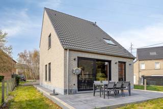 <p>Deze moderne woning, slechts 2 jaar oud, is volledig afgewerkt volgens de hedendaagse normen. Met een uitstekend EPC A (19kWh/m²), zonnepanelen, ventilatiesysteem van Renson en conforme elektriciteit, bent u hier volledig klaar voor de toekomst.</p>
<p>De woning heeft op de bovenverdieping 3 slaapkamers en een stijlvolle badkamer met bad én inloopdouche. Daarnaast is er ook nog een aparte toilet. Handige bergzolder voor het stockeren van spullen of een extra ruimte.</p>
<p>Beneden vormt de lichtrijke leefruimte met open keuken het hart van de woning en geeft deze rechtstreeks uit op het mooi aangelegd terras en tuin. Er is ook een extra bergruimte aanwezig voor wasmachine en droogkast.</p>
<p>Buiten geniet je van een gezellige overdekte zitplaats achteraan en een praktisch tuinhuis. Vooraan de woning is er een ruime oprit met plaats voor 3 wagens! Aansluiting voor laadpaal zit klaar.</p>
<p>Gelegen in een rustige straat nabij het centrum en station van Erembodegem en de op- en afrit van de E40. Ideaal voor wie rustig wil wonen met alle bereikbaarheid binnen handbereik.</p>
<p>Kom deze stijlvolle woning nu bekijken! Mogelijkheid om aan te kopen aan 2 % registratierechten.</p>