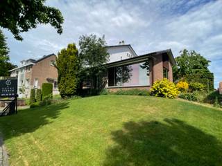 Deze exclusieve woning zal menig hartje begeren.<br />Het is absoluut nog een moderne constructie van 1968, die perfect zijn eigenheid heeft weten te bewaren.<br />De tuin is tevens ook een absoluut een pareltje, gezelligheid troef hier, en dit op een perceel van rond de 7 are.<br /><br />De woning is volledig onderkelderd met voorraadkamer, chauffagekamer en de inpandige garage met elektrische poort.<br />Wanneer je de woning binnentreedt wordt je meteen overweldigd door menig glasraam dat de ruime hal siert. Het salon, het hart van de woning is hier grandioos. Heel veel lichtinval, gezellig, houthaard,..... Je kan van hieruit perfect de wandel en de passage van de straat gadeslaan. Super toch. Hier werd in dit kader ook de beglazing aangepast dat zonlicht op de gepaste momenten buitenhoudt.<br />Aansluitend hierop treffen we de eetkamer, en de keuken.<br />Bovendien huist boven de garage nog een ruim bureau, dat eventueel ook als slaapkamer kan dienst doen.<br /><br />Op de eerste verdieping treffen we terug de ruime, mooie hal, hier de nachthal. <br />Deze geeft toegang tot de drie slaapkamers en de badkamer.<br /><br />Tot slot beschikt de woning over een rustig gelegen, verzorgde achtertuin omgeven door een mooie haag!<br /><br />Bent u op zoek naar een ruime, karaktervolle woning vlakbij het stadscentrum? Dan is deze eigendom zeker een bezoek waard.