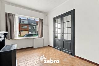 Deze te renoveren woning in Roeselare biedt heel wat potentieel. Met twee slaapkamers, een zolderkamer, verschillende leefruimtes vormt dit pand een mooie basis voor wie een woning volledig naar eigen smaak wil renoveren.<br /><br />Op het gelijkvloers betreedt u de woning via de inkomhal. Verder vindt u hier een woonkamer met gaskachel, een keuken en een badkamer met wastafel, douche en afzonderlijke toilet. Een afzonderlijke berging biedt extra praktische opbergruimte.<br /><br />De eerste verdieping omvat twee slaapkamers. Op de tweede verdieping bevindt zich een zolderruimte/derde slaapkamer.<br /><br />Buiten beschikt de woning over een stadskoer met gemeenschappelijke uitweg.<br /><br />De woning geniet van een centrale ligging in Roeselare, met winkels, scholen, horeca en andere dagelijkse voorzieningen in de nabije omgeving. Ook de verbinding met omliggende gemeenten en belangrijke invalswegen is vlot.<br /><br />Renovatieplicht van toepassing.<br /><br /><strong>Ook wild geworden van deze thuis?<br />Twijfel dan niet langer en leg vandaag nog uw bezoek vast!</strong>