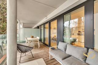 On the 2nd floor of the iconic “Edition” building, ideally located on Avenue Louise near the Châtelain district, we present a superb apartment with a surface area of approximately 50 m².<br />It offers an entrance hall with a guest toilet, a living area with an open kitchen of approximately 25 m² providing access to a 15 m² southwest-facing terrace, one bedroom, and a bathroom. Cellar included. Parking space available for €40,000.<br />Features include triple glazing, a fire-rated door, a low-energy building, and solar panels. Energy rating: B+. Electrical installation compliant. Free of occupancy upon deed.<br />Excellent location close to public transport, easily accessible by car, and near shops. You will be charmed by its prime location, brightness, and terrace. A visit is a must!