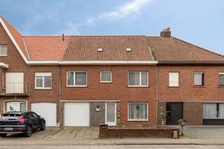 Ruime woning nabij belangrijke invalswegen....<br /><br />Deze brede woning heeft een voortuintje met oprit, waardoor er zowel in de garage als voor de garage op privéterrein kan geparkeerd worden.<br />Via de inkomhal komen we rechtstreeks uit in de leefruimte, die aansluit aan de achteraan gelegen keuken met uitzicht op de mooie diepe west-geöriënteerde tuin.<br />Via de veranda is er toegang tot de garage, die eveneens dienst doet als wasberging.<br />Vanuit de inkomhal met gastentoilet kunnen we naar de eerste verdieping, die verrassend groot is en bijgevolg 4 mooie slaapkamers en een badkamer herbergt. Via een zolderluik is de bovenliggende zolder toegankelijk. <br />Verder is er ook nog een praktische bergkelder aanwezig.<br /><br />Deze te renoveren woning is op zoek naar een gezin die enerzijds kan genieten van de rust in de tuin en anderzijds overal dichtbij wil zijn. Via de ring R8 zijn namelijk alle belangrijke invalswegen gemakkelijk bereikbaar zijn en zijn scholen, winkels en openbaar vervoer eveneens op korte afstand toegankelijk.