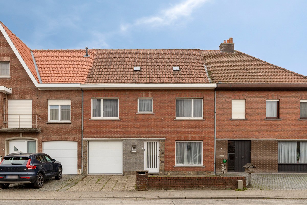 Te renoveren woning met 4 slaapkamers en garage! - foto 1