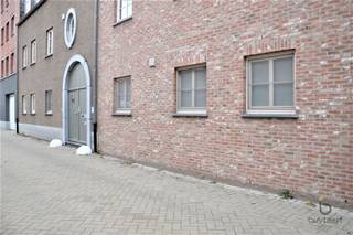 <p><span>Gelijkvloers appartement met privé tuintje gelegen op centrale locatie in hartje Schilde.</span></p><p><span>Inkomhal, gastentoilet met handenwasser. Dubbele deur naar de leefruimte 47 m² met eetkamer en salon, toegang via schuifraam tot het terras en het volledig ingesloten tuintje met verlichting, kraantje en automatische zonnetent. Open ingerichte keuken voorzien van de gebruikelijke toestellen.</span></p><p><span>De nachthal met toegang tot de twee slaapkamers 16 m² + 9.5 m² en een ingerichte badkamer 6.5 m², voorzien van een inloopdouche, dubbele lavabo, sierradiator en aansluiting voor wasmachine / droogkast. </span></p><p><span>Afwerking: parket en tegelvloer, videofoon, rookmelder, cv op gas, hr beglazing, vliegenramen, spots en gordijnen.</span></p><p><span>Een aangenaam appartement in een rustig 1-richtingstraatje te midden van Schilde op wandelafstand van openbaar vervoer en alle winkels.</span></p><p><span>Kelderberging met elektriciteit en autostaanplaats op niveau -1 inbegrepen in de huurprijs.</span></p><p><span>De gemeenschappelijke kosten bedragen 90€/maand. </span></p><p><span>Onmiddellijk beschikbaar.</span></p><p><span>Welkom voor een bezoekje!</span></p>
