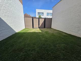 Super ruime en zeer centraal gelegen instapklare woning!! Bestaande uit hal, ongelooflijk ruime living met zit- en eethoek en volledig geïnstalleerde keuken, apart toilet, berging/wasplaats. Gezellige tuin met uitweg achteraan via een nieuw geïnstalleerde poort. Droge kelder. De 1ste verdieping omvat een grote slaapkamer en badkamer met ligbad, inloopdouche, dubbele lavabo en toilet. De 2de verdieping telt nog eens 2 slaapkamers. Overal nieuwe elektriciteit, centrale verwarming op aardgas, nieuwe ramen, enz.... EPC LABEL B!!!!