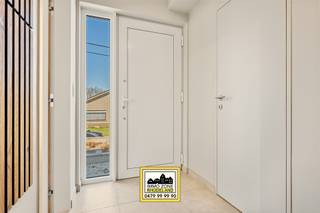 <p><span><span>Alweer VERKOCHT op 1e BEZOEKDAG. Contacteer RANDY REMUE 0479/ 99. 99. 90 als u ook op 1 DAG wil verkopen.</span></span></p><p>"ABSOLUTE TOPPER" - Afspraak ENIGE BEZOEKDAG ENKEL telefonisch via Randy Remue op 0479/ 99. 99. 90, meer info via Facebook "remuerandy" - LIKE de pagina en blijf op de hoogte van alle nieuwe woningen. De stukken van de woning zijn te consulteren op www.immo-zone.be. VERKOOP ONDER REGISTRATIE AAN 2% VOOR DE ENIGE EIGEN WONING! Deze recente en instapklare woning bevindt zich in de Hazestraat 88 te Zottegem. Indeling: via de centrale inkomhal met ingebouwde kasten en gastentoilet betreden we de woning. Aansluitend komen we in de lichtrijke leefruimte met zithoek en eetplaats. De open, volledig uitgeruste keuken sluit hier naadloos op aan en is voorzien van alle hedendaagse toestellen. Zowel vanuit de leefruimte als de keuken heeft u directe toegang tot de zonnige tuin. Op het gelijkvloers bevindt zich verder nog een praktische bergruimte aansluitend aan de keuken. Via de houten trap bereiken we het 1e verdiep, waar zich een apart toilet, 3 slaapkamers en een moderne badkamer met alle comfort bevinden. De woning beschikt over een aangelegde tuin bestaande uit terras en graszone. Achteraan bevindt zich een vergund tuingebouw dat kan dienen als bureau of hobbyruimte. Extra troeven zijn de zonnepanelen, die bijdragen aan een energiezuinig geheel, en de ruime parkeermogelijkheden op eigen terrein. Deze woning is een ABSOLUTE TOPPER voor starters, investeerders of gezinnen. P-score: A / G-score: A. <br />VOOR ZEER SNELLE BESLISSERS!!<br />IMMO ZONE RHODELAND  RANDY REMUE -  0479/ 99. 99. 90</p>