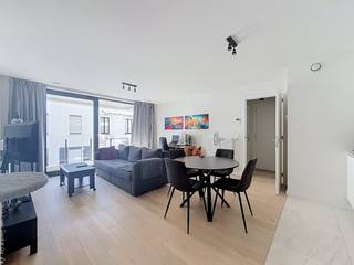 Bent u op zoek naar een gezellig 1-slaapkamerappartement in Waregem? Dan is dit misschien iets voor u! Dit luxueus afgewerkt appartement is gelegen op de eerste verdieping in project Casier en ligt in het hartje van Waregem.<br /><br />INDELING<br /><br />- inkomhal <br />- gastentoilet <br />- aparte berging voorzien als wasplaats <br />- badkamer met inloopdouche en lavabomeubel <br />- ruime slaapkamer <br />- gezellige leefruimte met open keuken<br />- gezellig zonnig terras<br /><br />ALGEMEEN<br /><br />- nieuwbouw (2023)<br />- autostaanplaats verplicht bij te huren: €60,00/maand<br />- kelderberging <br />- 2 fietshaken<br />- hartje Waregem<br /><br />De snelste manier om een bezoek te brengen aan deze woning? <br />Vraag je bezoek aan via de rode knop op onze website (www.dewaele.com) en je wordt gecontacteerd door onze makelaar. <br />Telefonisch kunnen er geen afspraken gemaakt worden. <br />Bij andere vragen kun je ons telefonisch contacteren via 056 605 605.