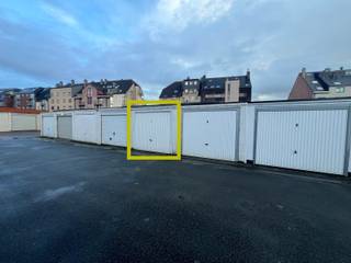 In het bruisende centrum van Ninove bevindt zich deze uitstekend gelegen garagebox, een zeldzame opportuniteit voor wie op zoek is naar...