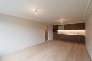 Dit ruim, lichtrijk gelijkvloerse appartement geniet van een zeer centrale ligging. Dit pand onderging een totaalrenovatie, afgewerkt met kwalitatieve materialen zoals parketvloer, mortex en hoogrendements- beglazing. <br /><br />Het appartement geniet van volgende indeling: inkomhal met gastentoilet, ruime woonkamer met eetplaats en open volledig ingerichte keuken, 2 slaapkamers, badkamer met inloopdouche en wastafel met meubel en een ruime berging. Alsook is er een kelderberging inbegrepen.<br /><br />Binnen de residentie is er de mogelijkheid om een garagebox aan te kopen.<br /><br />Voor meer informatie kunt u contact opnemen met Michiel op 0473 255 533.