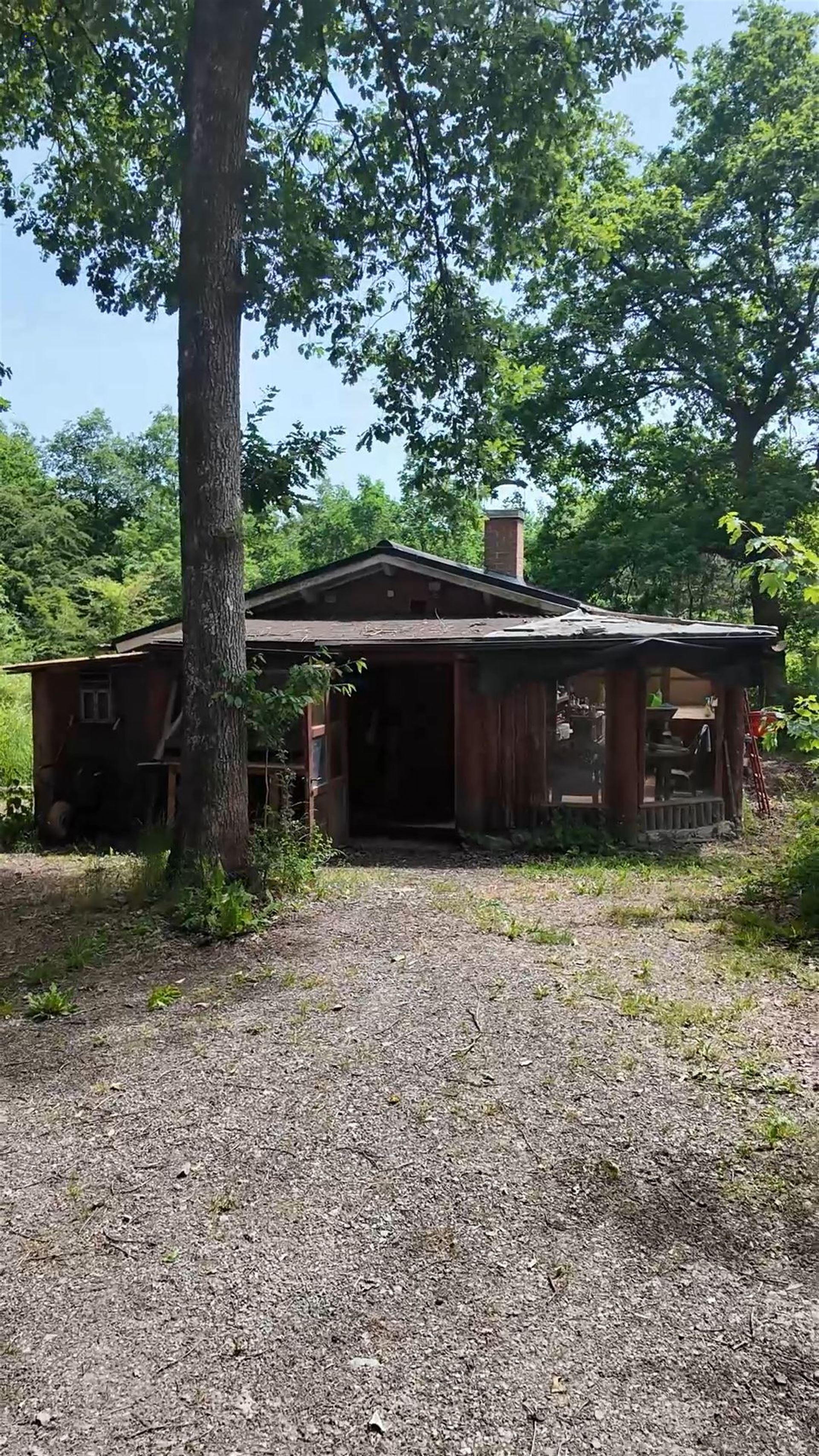 Prachtig stuk land geïsoleerd van de rest van de wereld, bestaande uit 6 hectare bos,perfect voor een vakantiehuis midden in de natuur zonder lawaai