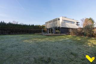 Instapklare villa uitgerust met zonnepanelen gelegen op een ruim perceel. Deze woning is dankzij zijn centrale ligging de volmaakte woning...