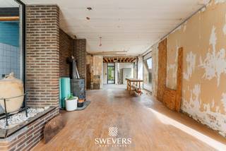 Voor meer info en foto’s, surf naar www.swevers.be – Deze halfopen bebouwing aan de Pietelbeekstraat 122 in Hasselt biedt een uitstekende kans voor wie een woning volledig naar eigen smaak wil renoveren. Het pand werd volledig gestript en vormt een ideale basis om een eigentijdse gezinswoning te realiseren. Gebouwd in 1967 en gelegen op een ruim perceel van 1.116 m², combineert deze woning renovatiepotentieel met een rustige en vlot bereikbare ligging. Op het gelijkvloers vindt u een inkomhal met trap, een gastentoilet, een ruime woonkamer, een keuken met aansluitende eetkamer en een praktische berging. Vanuit de eetkamer heeft u toegang tot het terras en de tuin. Dankzij de voorziende indeling zijn er tal van mogelijkheden om een open en lichtrijke leefruimte te creëren die perfect aansluit bij hedendaagse woonwensen. De eerste verdieping beschikt over twee volwaardige slaapkamers en een badkamer die volledig naar eigen inzicht kan worden ingericht. Via een vaste trap bereikt u de ruime zolderverdieping, die mogelijkheden biedt voor extra slaapkamers, een bureau, hobbyruimte of polyvalente ruimte. Daarnaast beschikt de woning over een kelder van circa 19 m² en bijkomende kruipkelders, ideaal als extra bergruimte. De oostgerichte tuin laat u volop genieten van de ochtend- en voormiddagzon en biedt alle ruimte voor een groene buitenomgeving. Bovendien bevindt de woning zich op korte afstand van openbaar vervoer, winkels, scholen, restaurants en de autosnelweg, waardoor alle voorzieningen vlot bereikbaar zijn. Voor meer informatie, bel 011 255 155. Bron bewoonbare oppervlakte: EPC – verslag.