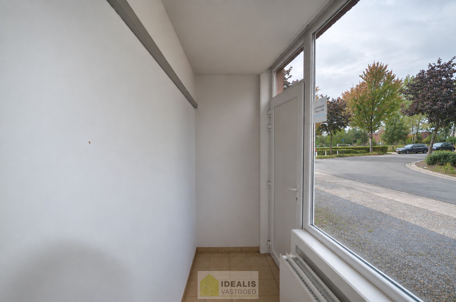 IDEALIS VASTGOED - HANDELSRUIMTE OP EEN ZEER GUNSTIGE COMMERCIËLE ZICHTLOCATIE IN HET CENTRUM VAN BERINGEN! Deze handelsruimte van + - 158m² is gelegen langs de Scheigoorstraat in het centrum van Beringen waardoor het een toplocatie is. Bovendien is er r - foto 4