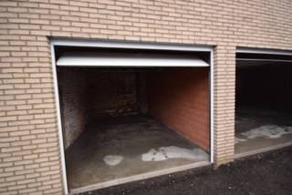 Nieuw gebouwde garage, individueel afgesloten met een geautomatiseerde sectionale poort.De garage is beschikbaar in overleg.!! De huurgelden kunnen...