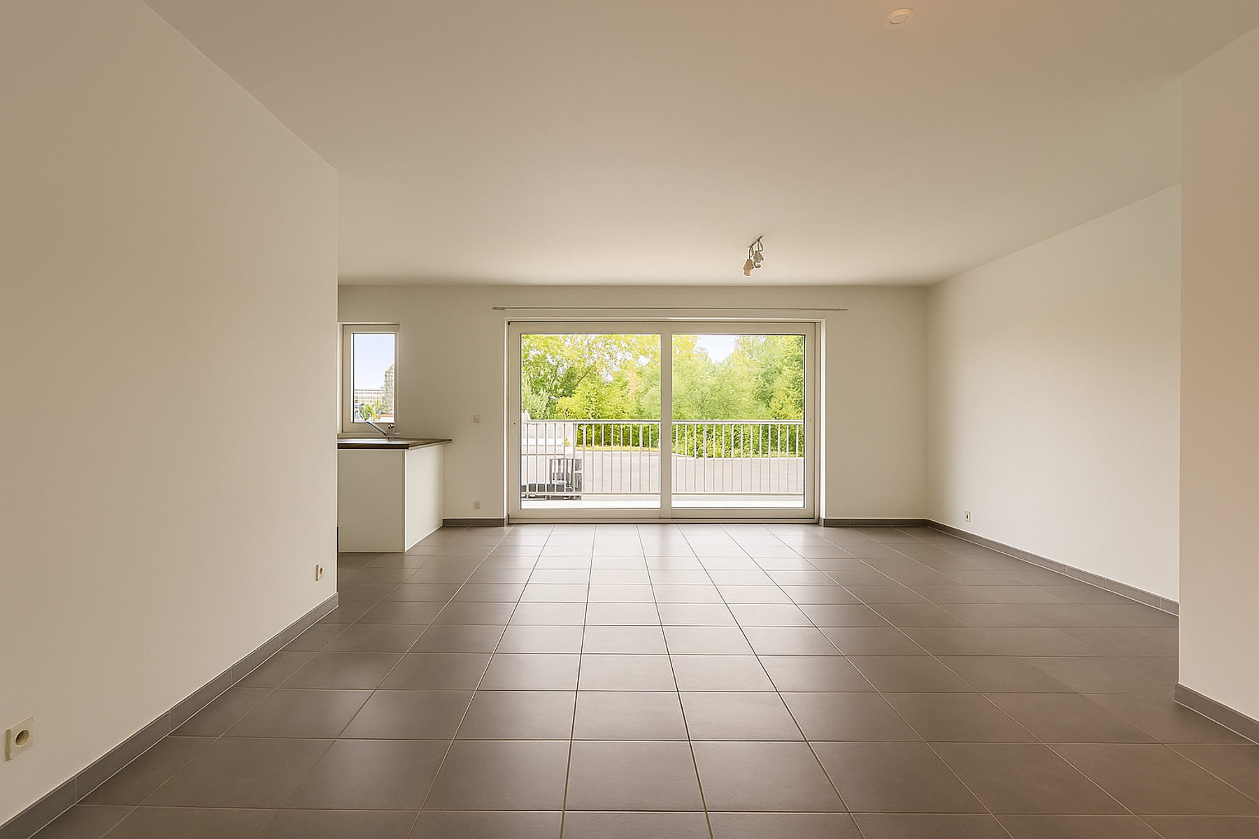 Lichtrijk gelijkvloers appartement in centrum Loppem - foto 1