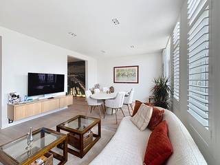 Luxueus <em><strong>gemeubeld appartement </strong></em>(185m²) op de 4de verdieping<em>, </em>voorzien van alle hedendaags comfort, g<span>elegen in de trendy 'oude' cadixwijk</span>en met prachtig zicht op het Shengenplein en het Eilandje<span>, daar waar stad en haven elkaar raken. Tal van hippe en trendy restaurants, de gezellige jachthaven en het openbaar vervoer bevinden zich nabij. Grote supermarkt voor de deur!</span><br /><br /><strong>Indeling:</strong> Via de lift komt u rechtstreeks in de imposante inkomhall met apart toilet, hypermoderne keuken voorzien van kwalitatieve inbouwapparatuur, zonnige leefruimte met zicht op het groene Shengenplein en de stad, ruime berging met inbouwkasten en aparte wasruimte. Nachthall met talrijke inbouwkasten, apart toilet, luxueuze badkamer met ligbad en lavabo, douchekamer met massage-/regenedouche en lavabo, 1ste slaapkamer gelegen aan de achterkant, 2de slaapkamer momenteel ingericht als zithoek, extra loungeruimte met een projector aan de muur.<br /><br /><strong>Bijzonderheden:</strong>
<ul>
<li><span>Huisraad, bedlinnen, badlinnen..... alles is aanwezig!</span></li>
<li>Alarmsysteem - <span>Centrale airconditioning - Domotica</span></li>
<li><span>Automatische screens in de slaapkamers </span></li>
<li>Beschikbaar vanaf: 1 november '26.</li>
</ul>