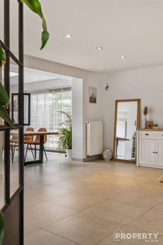 Instapklare halfopen bebouwing te koop! Indeling: Inkomhal met gastentoilet, ruime leefruimte met open keuken en eetruimte. Volledig aangelegde...