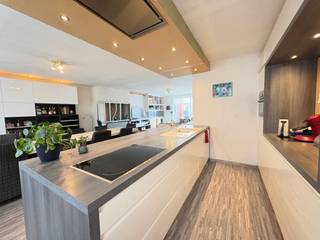 Woning te koop in Geluwe<br /><br />Bij het betreden van het pand is er een mogelijkheid om een 2de living te maken op het gelijkvloers (ideaal als kangoeroewoning) of terug omzetten als winkel. Er is momenteel een slaapkamer aanwezig en er kan ook een badkamer geïnstalleerd worden. Via de berging kom je in de tuin die ook toegang heeft naar het eerste verdiep. Ook 4 airco's aanwezig op het gelijkvloers. <br />1ste verdiep: living met zicht op het terras en open keuken + toilet (ook hier een airco aanwezig)<br />2de verdiep: 3 slaapkamers en badkamer <br /><br />Ideaal voor:
<ul><li>gezinnen die ruimte en flexibiliteit zoeken</li><li>investeerders (2 wooneenheden mogelijk - aparte meters reeds aanwezig)</li></ul>
pluspunten:
<ul><li>28 zonnepanelen (8 maand energieonafhankelijk)</li><li>gestuurde warmtepompboiler</li><li>5 airco's</li></ul>