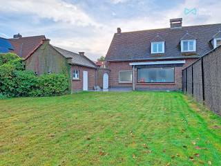 Découvrez cette maison à la fois chaleureuse et fonctionnelle, située dans une rue calme en cul-de-sac, à proximité des grands axes routiers...