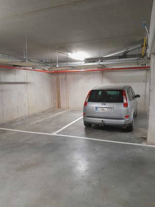 Nieuwbouw inpandige parkeerplaats in het midden van centrum Merksplas.<br /><br />€55 per maand all in.<br /><br />Veilige en droge stalling voor bv oldtimer of moto's. <br /><br />Enkel toegankelijk voor bewoners en huurders.<br /><br />Info en bezichtiging via vanloongert@gmail.com