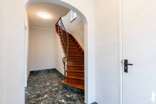 <strong>Huurprijs: 1.600 EUR per maand<br />Kosten plaatsbeschrijving zijn 50/50 te delen door huurder en verhuurder<br />Huurwaarborg = 3 maanden huur<br />Beschikbaar: 01/10/2026<br /></strong>
<p><strong>VOOR DIT EIGENDOM KAN U ZELF EEN BEZOEK INPLANNEN VIA ONZE WEBSITE: www.deboerenpartners.be</strong><br />Als u in aanmerking komt voor dit eigendom, kan u zelf een bezoekmoment selecteren. Om wille van het grote aantal aanvragen, kunnen verzoeken via Immoweb, Spotto of Immoscoop niet behandeld worden. Enkel kandidaturen van onze website, inclusief documentatie en motivatie, komen in aanmerking. Als u moeilijkheden ondervindt met het invullen van de kandidaatstelling, aarzel dan niet om ons te contacteren voor hulp en ondersteuning.<br /><br /><span>Beschrijving van de woning:<br /></span>Bij het betreden van de woning komt u terecht in een verzorgde inkomhal met een apart gastentoilet. Van hieruit bereikt u de ruime en lichtrijke leefruimte, waar de grote schuifpui zorgt voor een aangename verbinding met het terras en de tuin.<br /><br /><span></span>De open keuken is modern afgewerkt en volledig uitgerust met alle hedendaagse comfort, waaronder een vaatwasser, koelkast, inductiekookplaat met geïntegreerde afzuiging, oven en microgolfoven. Aansluitend bevindt zich een praktische berging en toegang tot de inpandige garage.<br /><br />Op de eerste verdieping bevinden zich vierruime slaapkamers, die elk zijn uitgerust met airconditioning. Daarnaast vindt u hier de volledig vernieuwde badkamer, voorzien van een dubbele wastafel met spiegel en opbergkasten, een ruime inloopdouche met regendouche en een stijlvolle afwerking.<br /><br />De tweede verdieping biedt plaats aan een vijfde, zeer ruime slaapkamer, eveneens uitgerust met airconditioning.<br /><br />Ook buiten is het aangenaam vertoeven. De woning beschikt over een nieuw aangelegd terras met overkapping en een onderhoudsvriendelijke tuin, waardoor u in alle rust kunt genieten van het buitenleven.<br /><br />Deze instapklare woning werd volledig vernieuwd en is bovendien uitgerust met zonnepanelen en airconditioning, wat zorgt voor een hoog wooncomfort en een energiezuinig karakter. <br /><br /><span>Bijzonderheden:</span><br />- Recent volledig vernieuwde woning<br />- Instapklaar en afgewerkt met hedendaags wooncomfort<br />- Uitgerust met zonnepanelen en airconditioning<br />- Energiezuinige woning<br />- Centrale ligging nabij winkels, scholen en openbaar vervoer & op fietsafstand van de Grote Markt<br />- Vier volwaardige slaapkamers, allen voorzien van airconditioning<span></span></p>