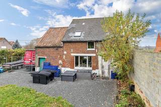 Voor meer info of een bezoek, bel 054 69 39 39 - In het landelijke Viane vinden we dit renovatiepand, tevens geschikt als projectgrond. Met...