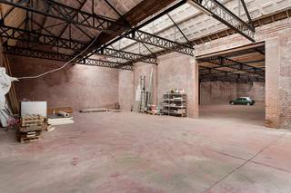 <br />Dit unieke commerciële eigendom (lot 6 en lot 8) is strategisch gelegen langs de parallelweg van de R8, de ring rond Kortrijk, in Harelbeke. Dankzij de uitstekende bereikbaarheid via de belangrijkste invalswegen en autosnelwegen, en de nabijheid van het centrum van Harelbeke, Kortrijk, winkels en bedrijven, geniet deze locatie van een uitzonderlijke commerciële troef. Dit ruime en karaktervolle fabrieksgebouw combineert authentieke charme met een waaier aan mogelijkheden. Lot 6 omvat een oppervlakte van ca. 868 m², aangevuld met lot 8, een parkeerterrein van ca. 602 m², voorzien van een grote toegangspoort en ruime parkeergelegenheid. Het pand leent zich uitstekend voor diverse professionele activiteiten, zoals handel, retail, kantoren, vrije beroepen, opslagruimte, ateliers, showrooms of andere commerciële toepassingen. De combinatie van ruimte, zichtbaarheid, bereikbaarheid en parkeermogelijkheden maakt dit een unieke opportuniteit voor ondernemers die op zoek zijn naar een pand met uitstraling én potentieel. Bent u op zoek naar een locatie om uw onderneming te starten, uit te breiden of verder te laten groeien? Neem dan vrijblijvend contact met ons op voor meer informatie of een bezichtiging.