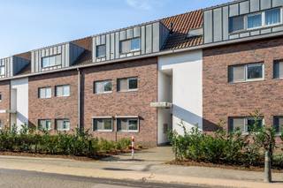 Dit appartement is gelegen op een zeer centrale locatie voor scholen, invalswegen en winkels & vlotte verbinding naar Brussel, Antwerpen en...