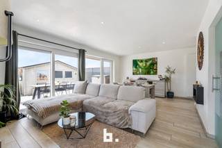 In een rustige, aangename woonwijk bevindt zich deze recente woning uit 2018. Dankzij het uitstekende EPC en de aanwezige zonnepanelen geniet u...