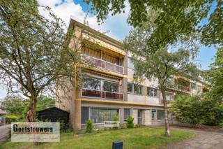 <p><span> </span></p><p><span>3-slaapkamer appartement met terras in doodlopende straat.</span></p><p><span> </span></p><p><span>De indeling:</span></p><ul><li><span>Woonkamer & Keuken:</span><span> living en ingerichte keuken.</span></li><li><span>Terras:</span><span> zonnig terras van 10 m² (oriëntatie: zuidwest)/balkon vooraan</span></li><li><span>Slaapkamers & Badkamer:</span><span> 3 slaapkamers en badkamer met ligbad (voorzien van douchescherm).</span></li><li><span>Extra’s:</span><span> apart toilet.</span></li></ul><p><span>Belangrijke troeven:</span></p><ul><li><span>Verwarming:</span><span> individuele gascondensatiebrander van 2018 (Vaillant).</span></li><li><span>Comfort:</span><span> aluminium ramen (2025) met hoogrendementsglas (1.0) .</span></li><li><span>Lage kosten:</span><span> € 57/maand. Alle meters zijn individueel, dus u betaalt enkel uw eigen verbruik.</span></li><li><span>Parkeren:</span><span> Verplichte garagebox (€ 25.000).</span></li></ul><p><span> </span></p><p><span> </span></p><p><span> </span></p>