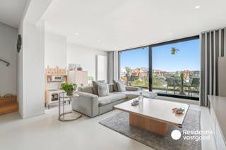 Dit uitzonderlijke handelshuis in het centrum van De Haan combineert een volledig vernieuwd restaurant met een luxueuze woning, verdeeld over drie verdiepingen. De gevel werd in 2016 grondig gerenoveerd, met onder meer zandstraling, nieuw voegwerk, schilderwerken en vernieuwde ramen en balustrades. De woning werd volledig gerenoveerd in 2019-2020 en het restaurant kreeg in 2022 een complete make-over. Dankzij de kwalitatieve afwerking, het EPC-label A en de asbestveilige toestand is de eigendom volledig instapklaar.<br /><br />De woning biedt een stijlvolle gietvloer, veel natuurlijk licht en een hoogwaardige afwerking. Op de eerste verdieping bevinden zich een ruime leefruimte met open keuken, voorzien van Bosch-toestellen en een Novy-dampkap, en toegang tot terras en balkon. De tweede verdieping omvat een royale badkamer van bijna 20 m² met ligbad en inloopdouche, naast een berging, toilet en ruime master bedroom met dressingmogelijkheid en terras. De derde verdieping beschikt over twee slaapkamers, waarvan één met terras, en nog een aparte bureauruimte.<br /><br />Op het gelijkvloers bevindt zich het volledig uitgeruste restaurant met professionele toestellen en een open horecakeuken van Ben Martin Gastro System. De zaak biedt plaats aan circa 20 couverts per service en beschikt over een gezellig terras. Airco, verwarming, geluidsinstallatie en horecalift verhogen het comfort. De kelder omvat onder meer toiletten, afwasruimte, opslag, koelcellen en een aparte leveranciersingang.<br /><br />Een unieke opportuniteit aan de Belgische kust voor wie wonen en ondernemen wil combineren. De eigendom is onmiddellijk klaar voor gebruik.
