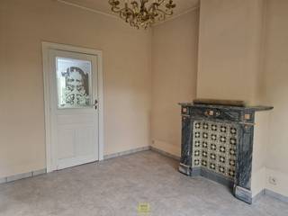 Bent u op zoek naar een woning met bijkomende mogelijkheden? Dan verdient deze eigendom in de Hof te Vierenstraat 7 te Hofstade (Aalst) beslist uw aandacht. De woning wordt samen aangeboden met de aanpalende garage en een afzonderlijk perceel bouwgrond voor open bebouwing, waardoor dit een bijzonder interessant geheel vormt voor zowel gezinnen, investeerders als kandidaat-bouwers.<br />De woning is rustig gelegen in een doodlopende straat, langsheen een fietspad, en biedt een aangename combinatie van bereikbaarheid, privacy en wooncomfort. Bij het binnenkomen is er een inkomhal, een apart toilet, twee leefruimtes en aansluitend de keuken, gevolgd door de badkamer en een veranda met technische ruimte. De woning beschikt tevens over een droge kelder.<br />Op de eerste verdieping bevinden zich twee slaapkamers. Via één van de slaapkamers is er toegang tot de ingerichte zolderkamer, die zich uitstekend leent als bijkomende slaap-, hobby- of werkruimte. De woning beschikt over centrale verwarming op aardgas, heeft een conforme elektriciteitskeuring én is uitgerust met zonnepanelen! Met een <strong>EPC-label C</strong> is bovendien <strong>geen renovatieverplichting</strong> van toepassing.<br />Ook buiten heeft deze eigendom heel wat te bieden. De woning beschikt over een aangename tuin met tuinhuis, terwijl de aanpalende garage zorgt voor een praktische parkeer- en bergruimte.<br />En dan is er de bijzonder interessante extra troef: <strong>het aanpalende perceel bouwgrond, geschikt voor het realiseren van een open bebouwing</strong>. Dit perceel beschikt tevens over een recht van doorgang via de achtergelegen percelen, toegankelijk Heerlijkheidsstraat 37 te Hofstade (momenteel niet in gebruik). Deze combinatie van een bestaande woning met tuin, garage én een afzonderlijk bouwperceel biedt tal van mogelijkheden en maakt dit aanbod bijzonder interessant voor wie verder wil kijken dan een klassieke woning.<br />Een veelzijdige eigendom met toekomstperspectief, rustig gelegen in Hofstade en op korte afstand van Aalst.<br /><strong>Wonen, investeren of bouwen: hier komen verschillende mogelijkheden samen in één uitzonderlijk aanbod.</strong><br />