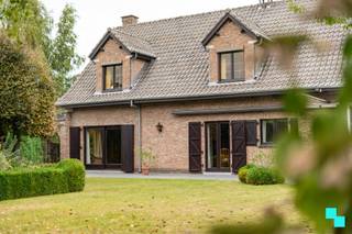 Deze stevige en zeer charmante open bebouwing, op een zuidgericht perceel van 884 m², is gelegen op fietsafstand van centrum Roeselare en heeft...