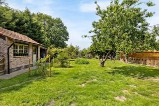 Ruim opgezette, landelijke woning met aangename tuin, 6 slaapkamers en een ingerichte woonstudio op de 2e verdieping Dit betreft een zeer ruime open...